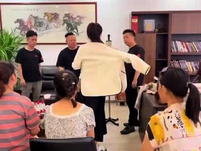 “衣服版型”到底是什么?为什么说买衣服想要合身舒服首先要注意版型?今天简单做个科普@DOU+小助手 #服装厂