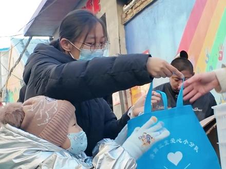 这是2026年的第二次公益日,来自天南海北的爱汇聚于此。毛毯给孩子们带来温暖,香喷喷的炖肉给孩子们带来打怪兽的力量,还有象征着平安的苹果馒头,手工制作的馒头,都希望孩子们能够岁岁平安。加油小勇士们,你们的勇气就是最强的超能力!#夏耦合 #夏耦合公益 #公益