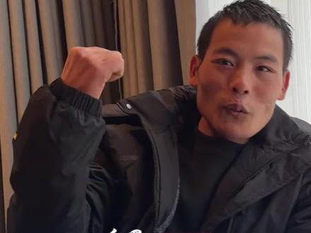 11月18日,湖南张家界,“刀疤哥”晋级决赛迎来5天休整日,洗澡后坦言:帅就不提了,人清爽多了 ,还化身预言家,寒潮之后成功更换庇护所。#荒野求生