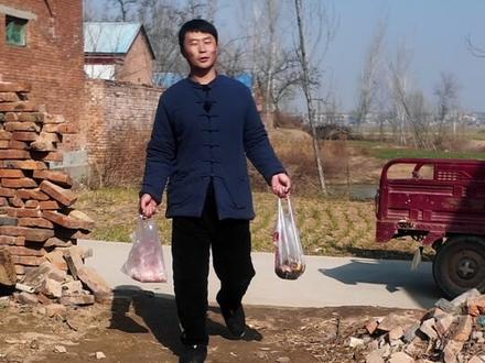 在俺河南年夜饭上,藕盒扣碗是一道必不可少的硬菜,香糯可口,大人小孩都喜爱#八大碗 #炸藕盒 #扣碗莲菜 #年夜饭 #河南美食