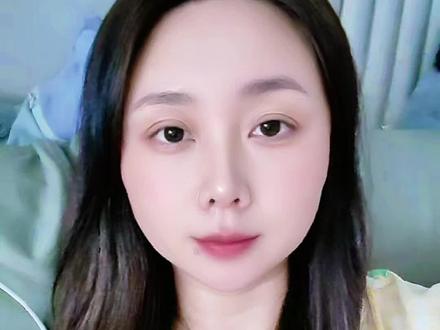 我是真的摔倒了 #我只是摔倒了 我只是摔倒了,又不是摔死了,你凭什么认为我爬不起来?这大概是我今年听过最有力量的独白。很多时候,真正击垮一个人的,从来不是摔倒本身,而是周围那些人看你的眼神,那种你不行了的眼神,那种你翻不了身的笃定,那种看似关心实则盖棺定论的语气。最残忍的不是伤痛,是被定义。好像摔倒就等于永世不得翻身。好像一次踉跄就宣告了终生的残疾,凭什么?只要还活着,我就还有资格重新来?你爬不起来这句话从来不是关于你,而是关于说者对自己未曾摔倒的庆幸,以及他无法想象另一种活法的无能。多数人一生都不曾知道,摔碎过又重塑的骨头比从未断过的要重得多!#自拍碎碎念
