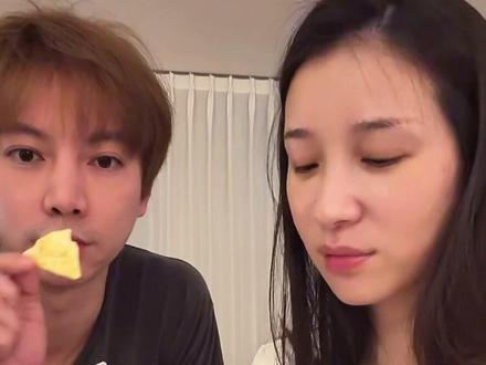 静婉说徐可嘴硬心软,会偷偷抱沐言和爸爸妈妈睡 超级有爱的一家人不觉得嘛🥺🫶
#徐可 #沐言开心酱 #沐言 #小孩自己睡觉 #嘴硬心软的父亲