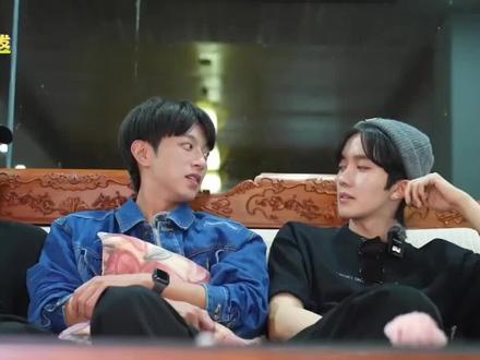 大海像会狠狠使劲,一边委屈质问还喜欢谁,一边安抚被自己弄疼了的沛恩的那种人#奖励 #蛮不江李 #江衡 #李沛恩 #团综