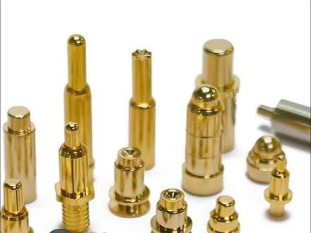 什么是#pogopin ?什么是#弹簧针 ? #pogopin #pogopin弹簧针 是干嘛用的?可以用到什么地方?今天简单科普一下:Pogo Pin,中文通常称为弹簧针,是一种精密的弹簧式电子连接器。它主要由针轴(针头)、弹簧和针管三部分构成,通过内部的弹簧结构实现可伸缩的连接。
Pogo Pin最核心的价值在于提供稳定可靠的电流传输和信号连接。它广泛应用于智能穿戴、消费电子、数码家电、AI智能、医疗设备及航空航天等领域。其优点在于能够缩小设备体积、减轻重量,并具备出色的耐腐蚀性和耐久性,非常适合需要频繁导电或在振动环境下工作的精密连接场景。