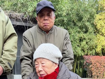 今天哥嫂来接妈去住几天,妈妈却问我:“我哪做错了,你要撵我走?”一句话瞬间让我红了眼眶,我才知道她不是依赖我,是怕自己不再被需要。
老人啊,心变得像孩子一样敏感。总怕自己成为多余的人,需要反复确认自己还被爱着。我立马决定带她回家,在她身边,我才觉得心安。妈,你别怕,我的家永远都是你的家! #孝顺老人 #记录老人晚年胜活 #赡养老人 #妈妈 #记录美好生活