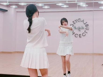 #桃花笑 VIVI老师的超详细舞蹈分解教学来咯,细致解说 直接拖到1分11秒,你喜欢这样的老师吗?