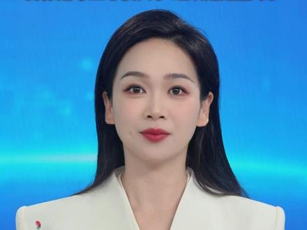 没有身高优势却成功玩转球场 ,广西崇左篮球女生走红网络的背后,是日复一日的勤学苦练,目标是考上心仪大学,继续追逐篮球梦。(出镜:李勤|拍摄剪辑:芝睿)#广西 #崇左 #篮球 #冯敏敏 #篮球女孩
