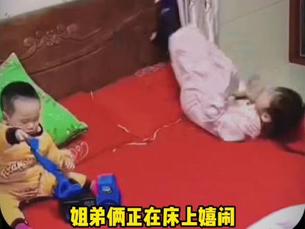 弟急救姐砸门唤母,海姆立克解卡喉危#情感共鸣 #海姆利克急救法 #家庭教育 #姐弟情深