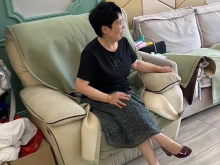 俺姐快回来了 给她家打扫打扫卫生 回来就能休息 真是有个娘比人强