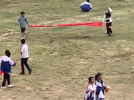 现在初中生运动会都流行拉横幅了吗?#运动会 #校运会