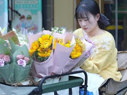 26岁女生五一假期不摆烂,摆摊卖花的真实生活~#摆摊卖花 #摆摊小花束教程 #摆摊生活