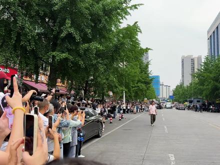 发现轩轩形象真的很适合演检察官角色
#黄轩温江拍戏 #黄轩现身成都拍戏 #黄轩 #温江#未检之名