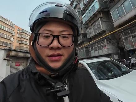 下雨天跑外卖,后视镜、头盔镜片,被雨打湿看不清怎么办?土豆一擦就可以临时充当,除油膜喷剂的平替。#外卖小哥 #众包骑手