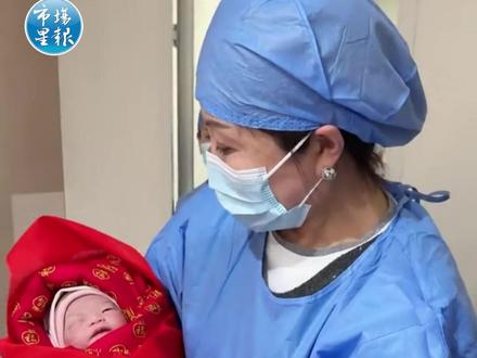 3月4日,吉林松原一位63岁妈妈剖腹产生下一名2.8公斤女婴。因独子因病离世,夫妻俩通过试管婴儿再获女儿,母亲表示“感觉失去的孩子又回到了我身边”。(来源:北京时间 编辑 周诚)