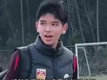 潘朝伟再次入选国少,打破争议!U16 国足集训名单出炉,此前入选了U17国足,但饱受争议的中场球员潘朝伟,入选了本次集训名单。事实上,在被福島敏跨级选入U17国家队之前,潘朝伟一直都是U16国足的主力#实况足球手游 #易球成名计划 #潘朝伟 #u17国足 #u16国少队