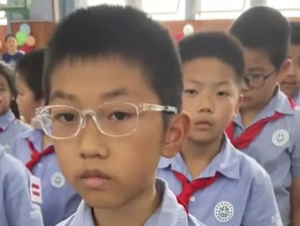 第25集
我们的小豆包们都长大了,当把鲜艳的红领巾认真的系在一年级小同学脖子上的时候,孩子们满满的自豪👍#少先队入队仪式 #####戴上红领巾 #少先队员