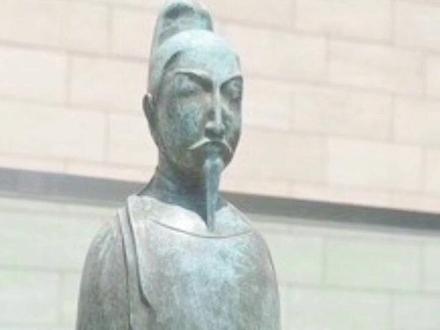 王峻,五代后周权臣。辅佐郭威登位,击退北汉,平定慕容彦超。担任枢密使,把持军政。干预罢相,反对柴荣为储。遭贬而终