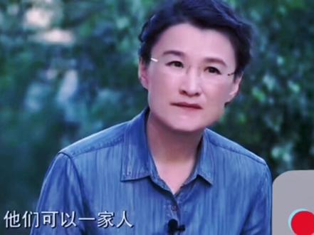 当初湖南省第四名考上北大考古系的钟芳蓉,一度被称为考古界团宠,看看她的父母你就知道她为什么能了!
虽是留守女孩,但可以看出她父母对她的爱相比一般父母只多不少,“我的房子已经做好了,我的钱可以全部给她读书”
“她可以过上比我好的生活,以后她的孩子不会是留守儿童,她们一家人可以生活在一起,而我们没有。”母亲讲得好动容。
难怪钟芳蓉当初接受采访那么自信大方,一点不怯场,在爱里长大的孩子没什么在怕的。