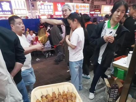 各位老铁们,脑筋急转弯,说什么门白天是关着的,晚上是开着的#张家口东北烧烤 #张家口小龙虾 #张家口烤鸽子 #张家口同城美食 #脑筋急转弯