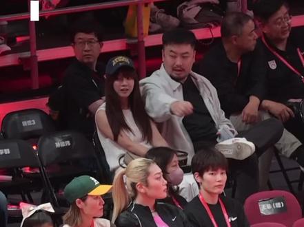 李娜杨力维李梦观战耐高总决赛,谁的姐姐来了! 女篮球员李梦和杨力维在中场休息时登场,分别为东北师大附中和济源一中的妹妹们加油助威👏眼尖的朋友发现网球名宿李娜(和姜山)也出现在了场边观赛