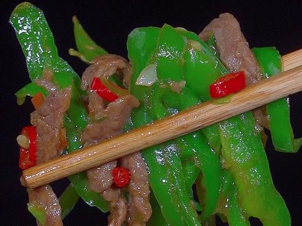 炒肉丝怎样炒才又嫩又好吃 247d89352e62dff718c5c3c60b6ba458~tplv-dy-resize-origshort-autoq-75:330.jpeg?x-expires=2012806800&x-signature=oZLGCqPF1CoswKzC0pRLFQCVfgA%3D&from=3213915784&s=PackSourceEnum_AWEME_DETAIL&se=false&sc=cover&biz_tag=pcweb_cover&l=202310161712194A910CA1EAC4A9022640