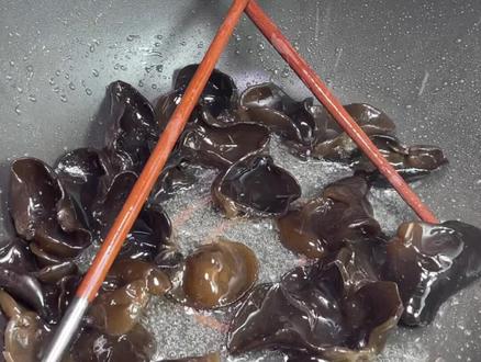 木耳焯水吗 247ff80b04ea558d749da493708f5551~tplv-dy-resize-origshort-autoq-75:330.jpeg?x-expires=2006852400&x-signature=VU%2B%2B950BrIQEuUfrG8BDQ2Gg50g%3D&from=3213915784&s=PackSourceEnum_AWEME_DETAIL&se=false&sc=cover&biz_tag=pcweb_cover&l=20230808193612E81266D5362225061D56