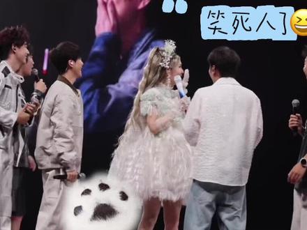#谢娜演唱会 #谢娜与何炅
即感动又好笑