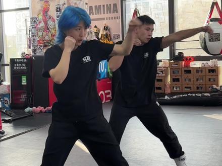 拳击握拳秘诀!放松还是握紧?街头无拳套用法也教你 拳友们发现没?阿里教练空击时拳头放松,蓉蓉教练却握紧了!
拳击握拳大有讲究,错了超容易受伤!
战架时千万别握紧拳头!会让肌肉紧张、消耗体能,还会导致出拳僵硬。
关键在 “击中瞬间”:手臂挥出后,击中对手的那一刻,必须瞬间握紧拳头,同时锁死手腕、手肘和肩膀,既能最大化伤害,又能保护自己的拳峰和关节。
街头无拳套时,握拳更要注意!正确做法:四指并拢握紧,大拇指顺着中指位置回收,让拳峰形成平面再击打。
千万别握成尖锐状,手指远比对方额头、手臂软,极易骨折!
不管是竞技比赛还是街头防护,正确的握拳方式都是基础,既安全又能提升打击效果,赶紧对照纠正自己的动作~
#拳击 #拳击中手 #拳馆 #RR拳馆 #职业拳击