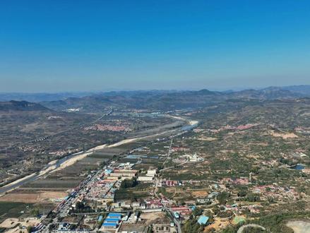 走进沂源系列-东里镇韩旺 内容仅供参考(部分村在飞行过程有所标注,有没有看到你们村?)
东里镇韩旺,位于山东省淄博市沂源县东里镇东南9公里处,是一个拥有丰富历史文化和自然资源的乡村。这里地势东、北部高,西、东南部低平,西部沿河两岸为狭长冲积平原,土地肥沃,水源充足,是粮、菜主要产区。
历史沿革
韩旺地区的历史可追溯至明洪武年间,当时张、耿两姓先祖自山西洪洞县移民来此定居。明清时期属沂水县西北乡。1939年,属沂水县三区。1942年8月,属沂北行署。1949年8月,属莒沂县韩旺区。此后历经多次行政区划调整,2001年3月,东里镇、韩旺镇合并,属东里镇。
经济发展
韩旺的经济发展以农业和矿业为主。农业方面,主要种植小麦、玉米、地瓜、花生、谷子、高粱、苹果、山楂、蔬菜等。其中,林果种植尤为突出,红富士苹果、巨峰葡萄、油桃等经济作物带来了可观的经济收益。近年来,韩旺三村还大力发展草莓和蔬菜大棚种植,推动农业产业结构调整。
矿业方面,韩旺拥有丰富的铁矿石资源。1978年,韩旺铁矿(后改制为鲁南矿业)筹建,随后韩旺采矿场和韩旺选矿厂相继成立。大多数适龄村民成为工人,矿业的发展极大地提高了村民的收入水平。
社会民生
教育方面,韩旺历来重视教育事业。从清朝末年的私塾到如今的韩旺幼儿园、韩旺中学,教育设施不断完善。医疗卫生方面,1971年建成第一个卫生室,如今村民可享受新型农村合作医疗制度和城乡居民基本医疗保险制度。
文化方面,韩旺拥有丰富的文化活动。村民自发组织的戏班、艺术团,每年演出多场,丰富了村民的文化生活。此外,韩旺还建有健身文化广场、阅览室等文化设施。
美丽乡村建设方面,韩旺不断改善村民居住环境。整修硬化道路、安装路灯、绘制宣传画、配备垃圾箱和卫生保洁员等措施,使得村庄面貌焕然一新。
历史文化遗迹
韩旺地区保存有一些历史文化遗迹,如围子墙和石臼。围子墙建于1928年,是村民为防匪患而建设的石砌围墙,抗日战争时期还曾作为防御工事。石臼则乾隆年间凿成,用于舂米、捣茶汤面儿等,是村庄历史的见证。
未来展望
随着农业产业结构的不断优化和矿业经济的持续发展,韩旺的未来充满希望。同时,韩旺还将继续加强社会民生建设,提升村民的生活质量,传承和发扬历史文化,打造宜居宜业美丽乡村。#走进沂源 #航拍最美家乡 #东里镇 #韩旺 #大美中国