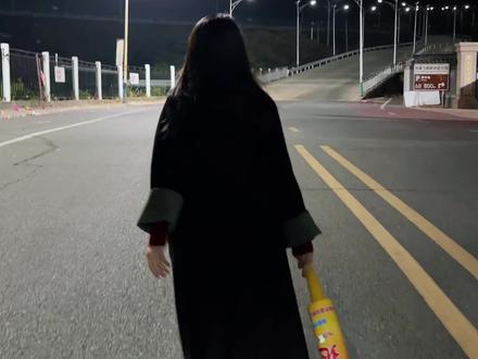 一定要和你的姐妹一起手持加特林,蹦走霉运, 来年一定顺风顺水,新的一年,愿我们像烟花一样灿烂 #新年快乐 #加特林烟花 #潮汕女孩 #普宁三爷