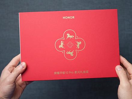 荣耀平板10 Pro礼盒版体验:2699元的学生套装? 这个礼盒版其实除了平板之外,里面还多了一支新款的手写笔Magic Pencil 4s,这平板主打的就是护眼柔光屏,还支持PC级WPS,轻薄和大电池,如果你觉得价格还不错,学生群体还是可以去看看。#荣耀平板10pro #荣耀平板 #学生平板 #性价比平板电脑推荐