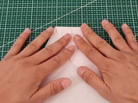 狙击者纸飞机,飞得很平稳又远,快折起来玩吧#纸飞机#简单的手工折纸 #创作者中心 #创作灵感