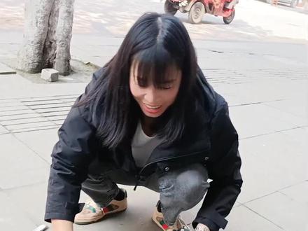 雅迪电动车培养换轮胎女师傅,要求3分钟搞定一个轮胎,上次拆轮胎收获70个赞👍,老板说这次突破100个👍就奖励100块!