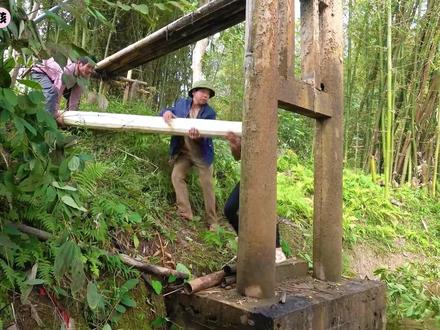 暴雨过后拆除破旧的水车,雇佣村民用竹子重建一座新的水车 #我的乡野山居生活 #我的乡村生活 #野外建造