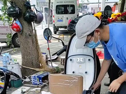 爱玛欣果102,引擎MAX,百公里不充电,车型大而圆润,踏板也比较宽,关健能上绿牌,爱玛,想你所想,爱就马上行动#爱玛电动车 #电动车以旧换新 #爆款热卖中 #价格实惠质量好 #好车推荐官