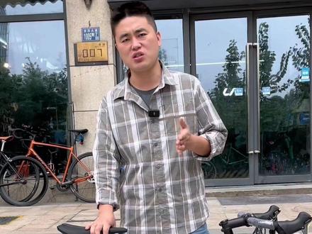 24款Contend2新涂装来啦!延续了SCR2的黑武士风格,但车架更加舒适,对于新手入门的小白异常友好,碳纤维前叉,FSA中空大齿盘,整车重量:9.5!#捷安特 #自行车推荐 #爱上公路车 #公路自行车 #爱生活爱骑行