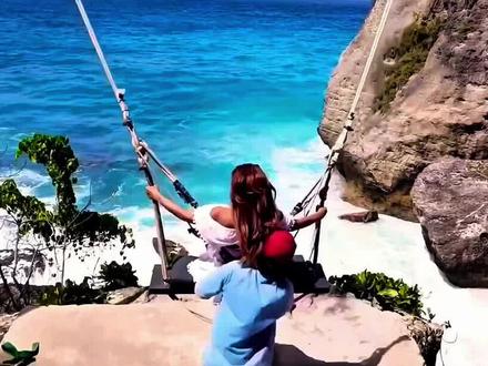 #印尼语(Bahasa Indonesia)中,称呼女性或女孩的常见词汇如下,根据年龄、身份和语境有所不同:
1. 通用称呼
Wanita
指女性(中性正式,类似女性或woman)。
例:perempuan wanita(女性群体)。
Perempuan
指女孩或女性(中性,但口语中有时不够礼貌,慎用)。
例:anak perempuan(女儿或女孩)。
Cewek(口语)或 Wanita(正式)
Cewek是口语中对年轻女孩的称呼(类似妹子),非正式场合使用。
例:Cewek itu cantik(那个女孩很漂亮)。
2. 按年龄区分
Gadis
指少女或未婚年轻女性(强调年轻、未婚)。
例:gadis cantik(漂亮的少女)。
Anak perempuan
女孩或女儿(字面意思女性的孩子)。
例:Dia punya dua anak perempuan(他有两个女儿)。
Ibu
对成年女性或已婚妇女的尊称(类似女士或太太)。
例:Ibu Susi(苏西女士)。
Nona
对未婚年轻女性的礼貌称呼(类似小姐)。
例:Nona Maya(玛雅小姐)。
3. 特定文化或族群称呼
Nyonya
对土生华人女性(娘惹)或已婚女性的尊称。
例:Nyonya Chen(陈太太)。
Mbak(爪哇语借词)
对年轻女性的亲切称呼(类似姐姐),广泛用于日常口语。
例:Mbak, boleh minta tolong?(姐姐,能帮个忙吗?)
Sis(缩写自Sister)
年轻人之间流行的非正式称呼(类似小姐姐)。
4. 其他注意事项
避免直接称Perempuan
在口语中单独使用可能显得不礼貌,建议用wanita或具体称呼(如cewek、ibu等)。
尊重性前缀
正式场合可加Ibu(女士)或Saudari(姐妹或女性同胞)表示尊重。
例:Ibu Direktur(女总监)、Saudari Lisa(丽莎女士)。
#听歌学印尼语 #落地印尼 #留学印尼