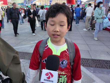 5月9日,2026“苏超”常规赛南通队VS南京队开场前,一名南通小学生接受采访时表示:学校因为苏超提前放假!#南通 #南京 #苏超