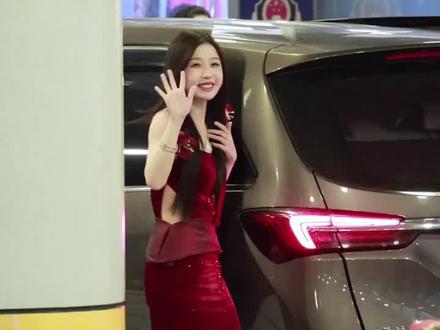 穿着红毯礼服赶飞机✈️成都#虞书欣 #姜暮#永夜星河 #凌妙妙 #双轨