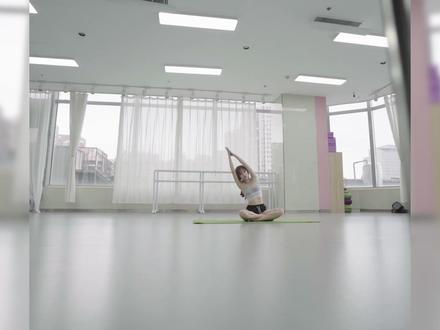 太有才了!东北小伙即兴改编歌曲,让美女瑜伽老师笑到肚疼。。 #美女瑜伽 #搞笑 #唱歌 #改编歌词搞笑