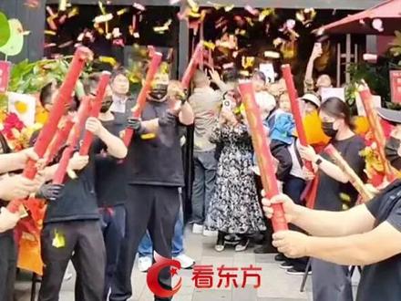 文章上海搞事业!面馆+酒吧正式营业,前妻马伊琍带女儿低调支持 #文章 上海搞事业!面馆+酒吧正式营业,前妻#马伊琍带俩女儿低调支持,圈内好友#张杰 等明星送花篮祝贺 #文章面馆 #上海青浦