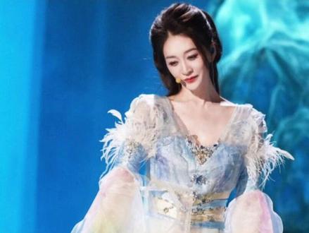 《乘风2026》三公个人喜爱度排名出炉,张月逆袭登顶 《#乘风2026 》三公个人喜爱度排名出炉,#张月 逆袭登顶,实力与票数倒挂引发“做票”质疑。
根据网络流传的《乘风2026》第三次公演个人喜爱度排名,前十名姐姐依次为:张月、#曾沛慈 、安崎、#唐艺昕 、萧蔷、王濛、孙怡、#李小冉 、叶一茜、范玮琪。其中,张月首次位列榜首,成为本轮最大赢家。然而,这份排名与此前姐姐们的表现及人气数据形成了鲜明对比,迅速在观众间引发巨大争议。
争议焦点首先集中在“实力与票数倒挂”的现象上。获得个人喜爱度第一的张月,其带领的团秀《凑热闹》却在公演中以823分垫底。相反,个人排名第二的曾沛慈,其所在团队表演的《第一次爱的人》被评价为“最佳唱跳舞台”,实现了全开麦零失误,但团秀仅获862分,未进前二。这种个人人气与团队成绩的强烈反差,让许多观众感到困惑。此外,从初舞台开始就在网络人气上“断层第一”的曾沛慈,连续三轮公演个人排名均被压制,始终未能登顶,这也令其粉丝意难平,纷纷质疑票数的合理性。
另一个引发讨论的点是排名的剧烈变动。奥运冠军王濛从二公的第一名滑落至三公的第六名。而此前人气稳定的李小冉,也从一公的第一跌至本轮的第八名。同时,乌兰图雅、李心洁、陈瑶等姐姐跌出前十,其中陈瑶的落榜被部分观众质疑为节目组未尊重实力派选手。面对团秀票数分布呈现等差数列等疑似“做票”的痕迹,以及为制造悬念而让不同姐姐轮流登顶的猜测,节目组的公信力正面临考验。截至目前,节目官方尚未对这些争议作出回应,舆情仍在持续发酵中。