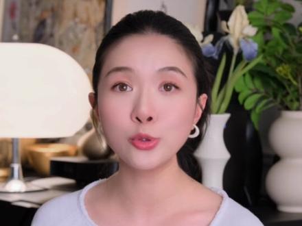 能杀出原生家庭阴影的人 没有一个是等闲之辈 “如果一个人不能摆脱原生家庭的阴影,那他自己就会成为那个【有问题的原生家庭】”
这期视频我们不纠缠对错因果
只从一个更高的人性的维度去探讨:
“人如何能跳过原生家庭的伤害
让自己变得更好一点”
当你能能从更高的纬度去思考人性
能摆脱家庭叙事
而自己只管去做对的事
你就已经做出了和这个家庭
完全不同的反应
你对困境有不一样的选择
你对自己有不一样的要求
由此你就会成为一个
和他们完全不一样的人
我们不感恩苦难
但如果有一天
你能从不幸中感到庆幸
能宽容并允许“命运中一切的发生”
那恭喜你
你真的成为了一个
【与众不同的 且非常了不起的大人】
#亲密关系背后的心理学原理 #情感 #人生感悟 #女性成长 #原生家庭