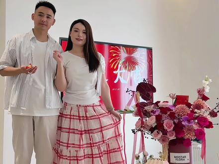 还记得夏天的搬家艺仪式 一转眼都又一年了
终于在没有父母的“指导”下
我们拥有了自己梦想的小家
合万家灯火终有属于我们的那一盏🛋️
#乔迁新居 #乔迁仪式 #搬新家 #襄阳设计 #自己设计的家