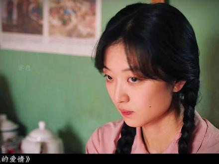 被偏心婆婆羞辱、男友PUA,费霓彻底清醒,一招假结婚逆风翻盘 #纯真年代的爱情 #电视剧解说 #孙千 #陈飞宇
费霓精心打扮去见许红旗,却被准婆婆当众羞辱:让她下厨做饭、夸凌漪是大学生、暗讽她“削尖脑袋也上不了大学”。费霓忍无可忍,把带来的礼品全带走,桌上的鱼吃得精光,扬长而去!
叶峰追下楼逼她回去道歉:“我为你忤逆我妈,她还答应给你哥找工作!”费霓这才看清他的真面目——“女人上大学就是为了嫁得好”这种话,让她彻底死心。方穆扬正好赶来,拉开纠缠的叶峰,载着她离开。
方穆扬的房子被人举报没了——举报者正是冯琳,因为自己的房子被分给了方穆扬。费霓灵机一动:“要不咱俩先领证?这样房子就名正言顺了。”两人一拍即合,决定假结婚分房子。可假戏真做,真的只是“假”的吗?