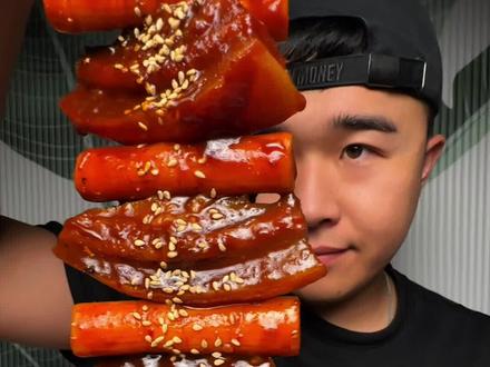 爆辣蟹棒牛筋串也太好吃了吧,冰皮火鸡面贡菜卷简直香迷糊了#吃播 #深夜放毒 #太香了 #大口吃肉的感觉真好 #牛肉筋串