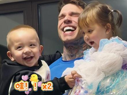 小哪吒和小奶龙集合了。哥哥还给妹妹情绪价值满满的 😄