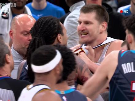 真忍不了!约基奇哥哥直接喊话多特,约老师被惹到面目狰狞。掘金和雷霆这场球,看得人火气直冒!一向好脾气的约老师,被气得面目狰狞、凶相外露,差点当场失控,这是真被惹毛了。多特这动作太坏了,先是铁山靠偷袭撞翻约基奇,紧跟着一记扫堂腿,完全奔着人去,根本不是打球,是想废人!裁判响哨后他还暴跳摊手、装无辜,看得人血压飙升。约基奇当场暴怒,和杰林威直接纠缠在一起,表情吓人,换谁都忍不了这种脏动作不止多特,雷霆今天动作全是火药味。哈滕一胳膊挥到穆雷脸上,直接把穆雷打得出鼻血、眼泪直流,被判一级恶犯。亚历山大支肘、多特小动作不断、其他人拉扯缠绕,整场球防守进攻都不干净,仗着尺度宽松肆无忌惮。有记者直言,多特、追梦、狄龙在裁判心里就是同一档,名声早就影响吹罚。这种伤人动作必须严惩,不然谁还敢安心打球。#掘金雷霆冲突 #约基奇多特冲突 #约基奇被惹到面目狰狞 #多特恶犯约基奇 #多尔特恶犯约基奇