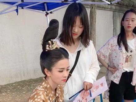 鹿鹿签名粉丝说只要你高兴签哪都行@小华副导演