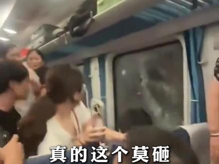 #K1373次列车乘客砸窗通风,官方通报事件详情:车内虽闷热,但没有达到破窗的紧急程度,铁路公安已对砸窗男子批评教育